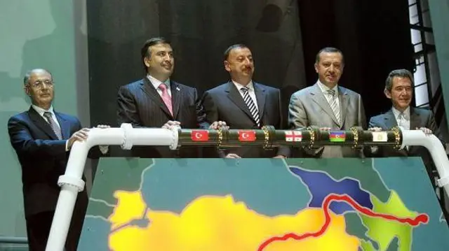 BTC açılış töreninden bir fotoğraf. Dönemin Başbakanı Recep Tayyip Erdoğan ve Azerbaycan Cumhurbaşkanı İlham Aliyev'in de aralarında olduğu yetkililer bir haritanın arkasında poz veriyor.