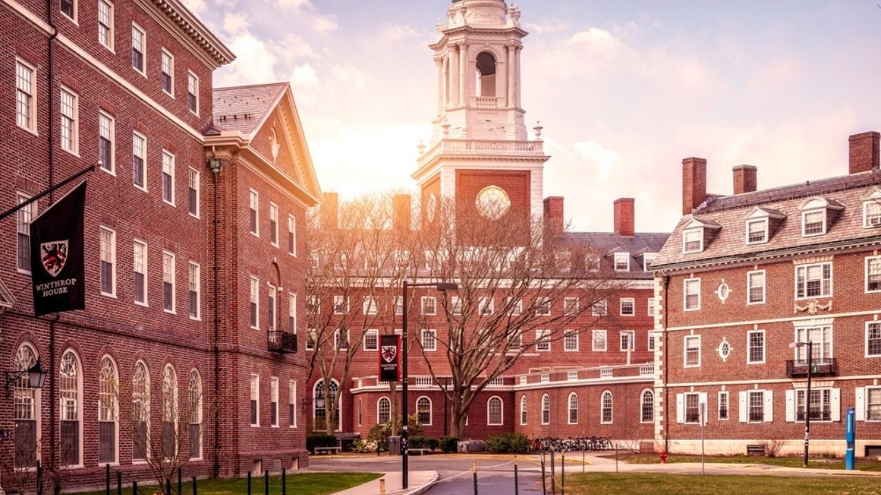 Harvard’a uluslararası öğrenci kabulü durduruldu